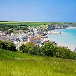 A L'est - Vue Sur La Digue Arromanches-les-Bains