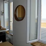 A L'est - Vue Sur La Digue Arromanches-les-Bains