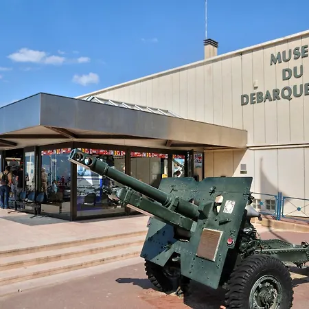 A L'est - Vue Sur La Digue *