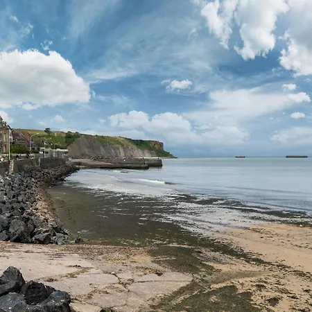 A L'est - Vue Sur La Digue * Arromanches-les-Bains