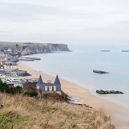 A L'est - Vue Sur La Digue * Arromanches-les-Bains