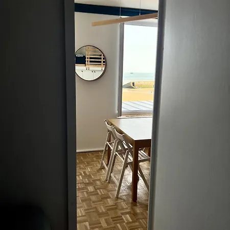 A L'est - Vue Sur La Digue *