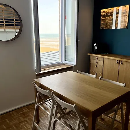 A L'est - Vue Sur La Digue