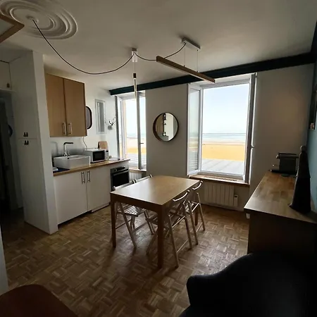 A L'est - Vue Sur La Digue