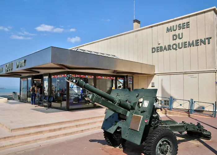 A L'est - Vue Sur La Digue *