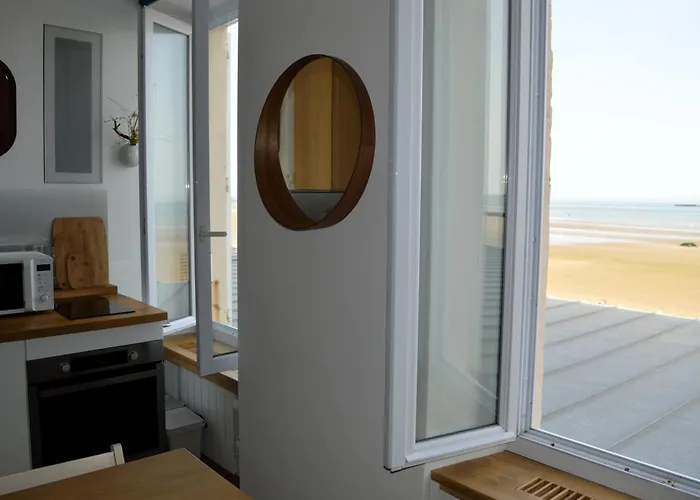 A L'est - Vue Sur La Digue Arromanches-les-Bains