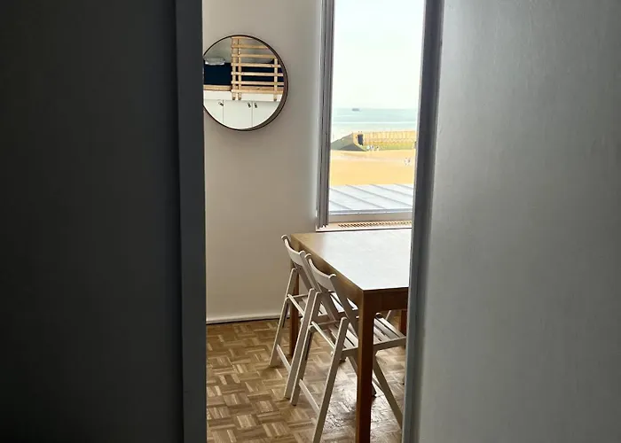 A L'est - Vue Sur La Digue *