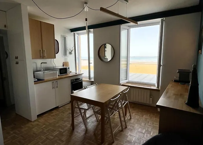 A L'est - Vue Sur La Digue