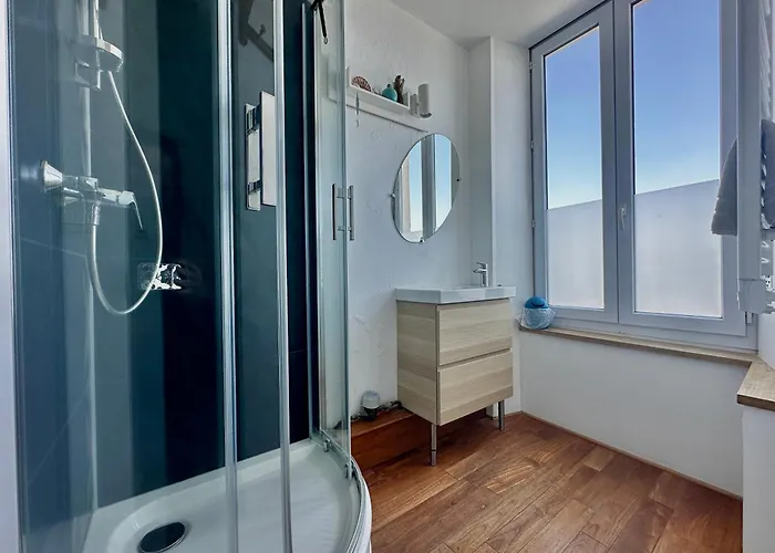 A L'est - Vue Sur La Digue